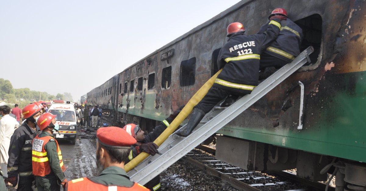 pakistan train fire