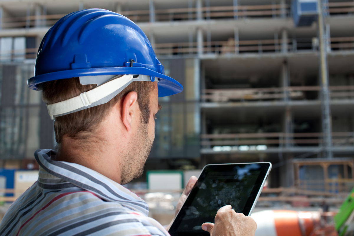 depositphotos construction specialist using tablet 6600063 l