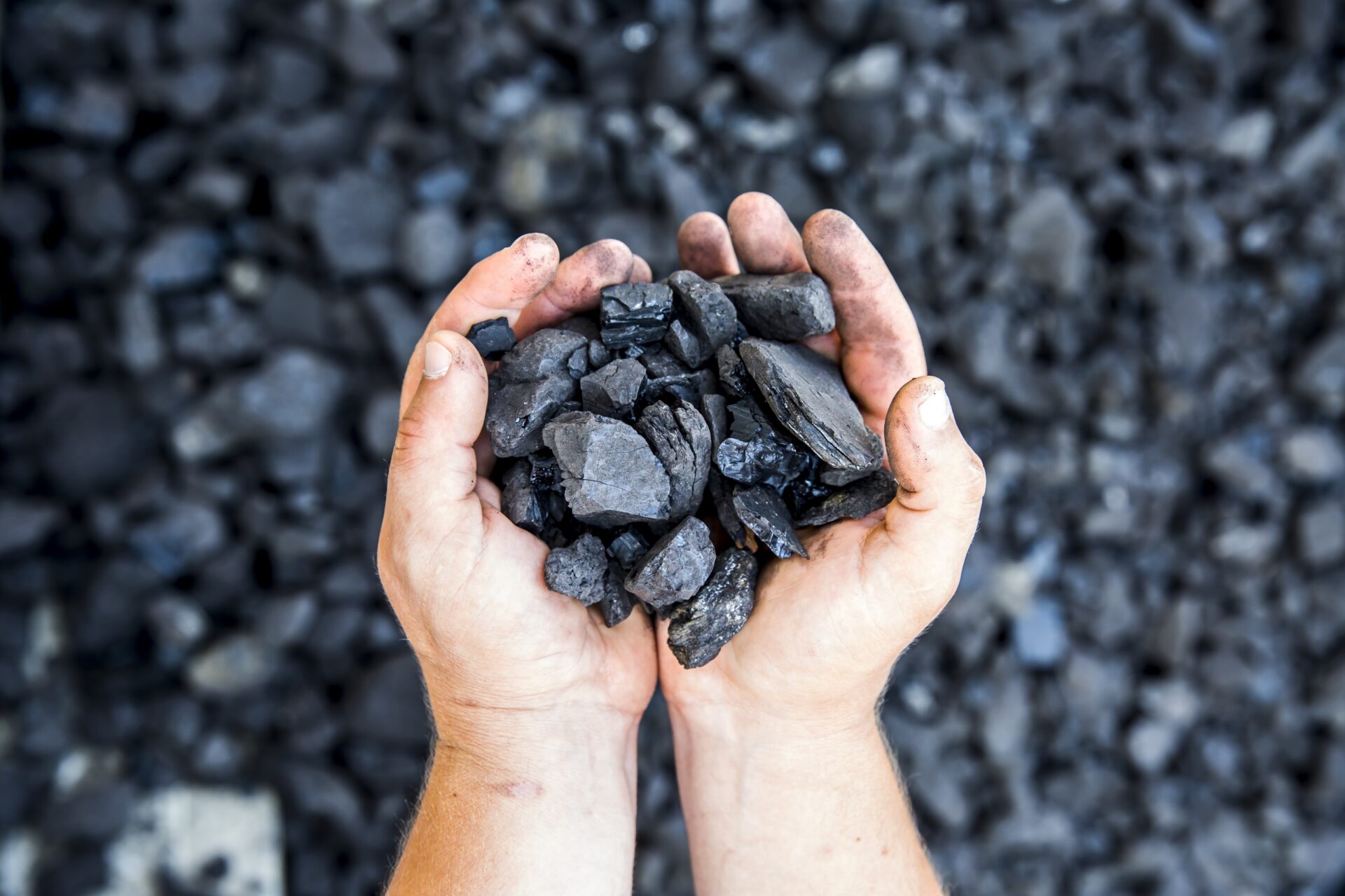 2019Creative Wallpaper Chunks of coal in the hands of a man 134095