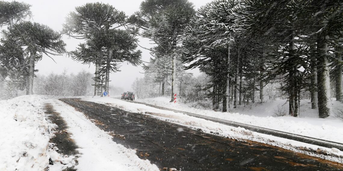 doroga zimoi pokryta talym snegom 1140x570 1